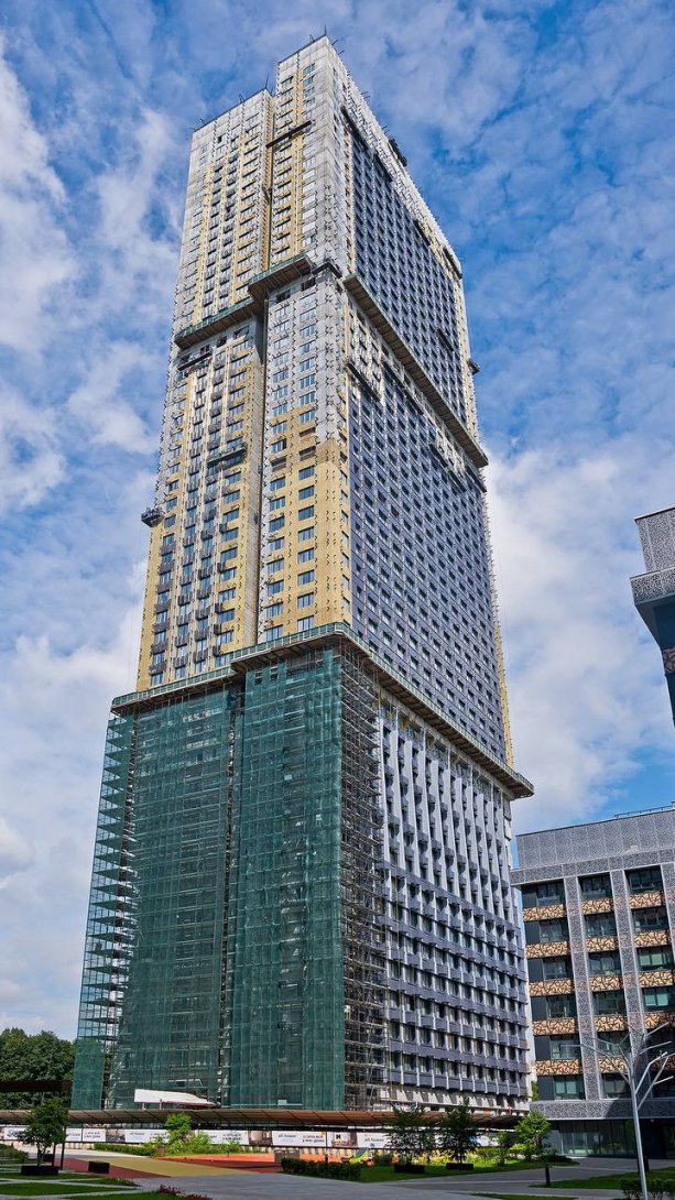 Финальная стадия строительства AFI Tower.