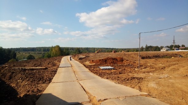 Строящийся производственный комплекс возле деревни Сергеевка.