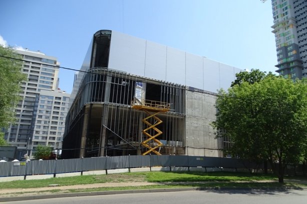 Активные строительные работы по реконструкции кинотеатра Патриот.